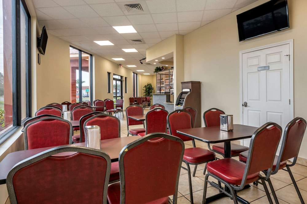 Econo Lodge Inn Suites Maingate Central 23/33
