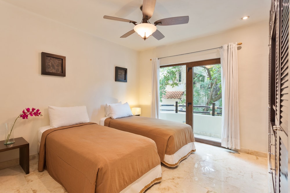 El Taj Oceanfront & Beachside Condo Hotel 56/74