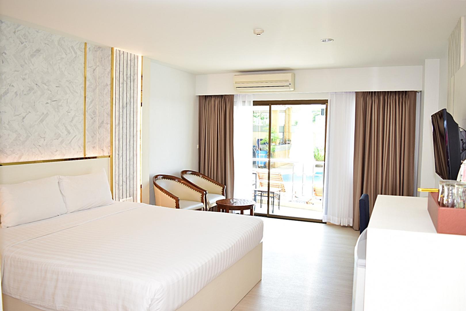 Deluxe, King Bed, Pool Access