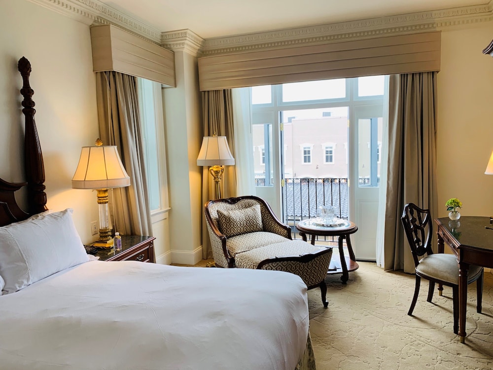 Market Pavilion Hotel 24/61