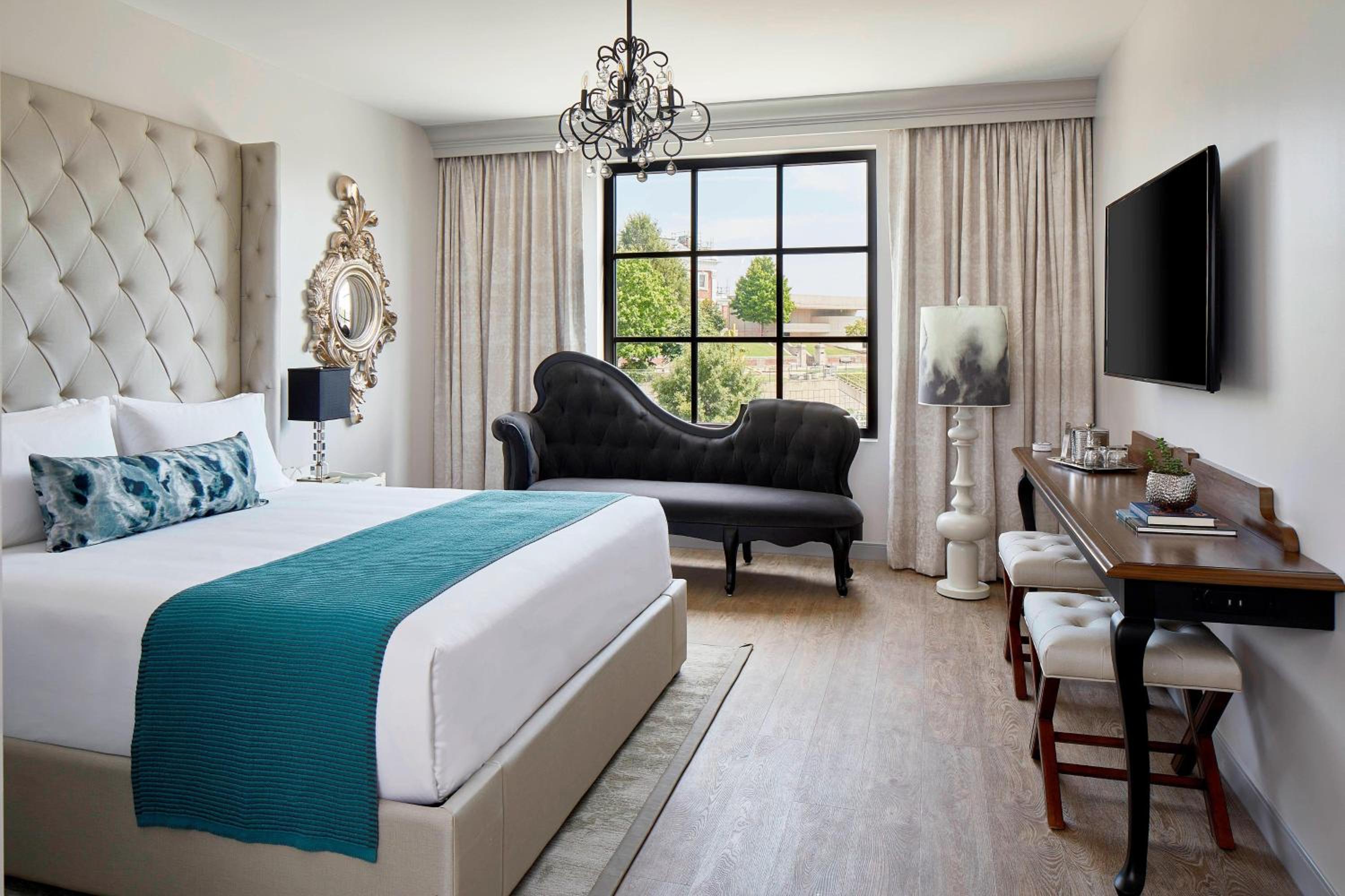 Art, Guest Room, King Bed, District View