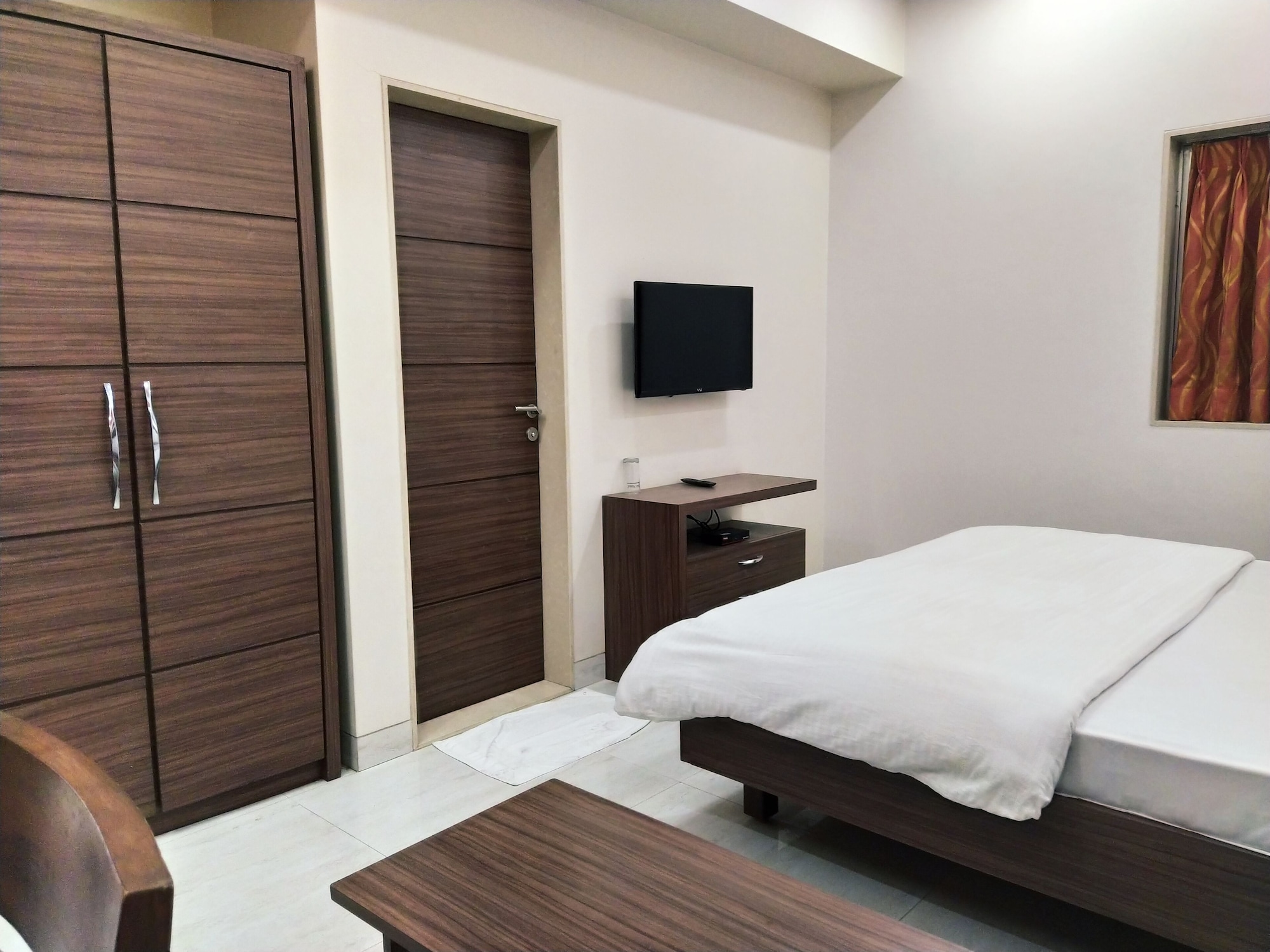EXECUTIVE, SUITE