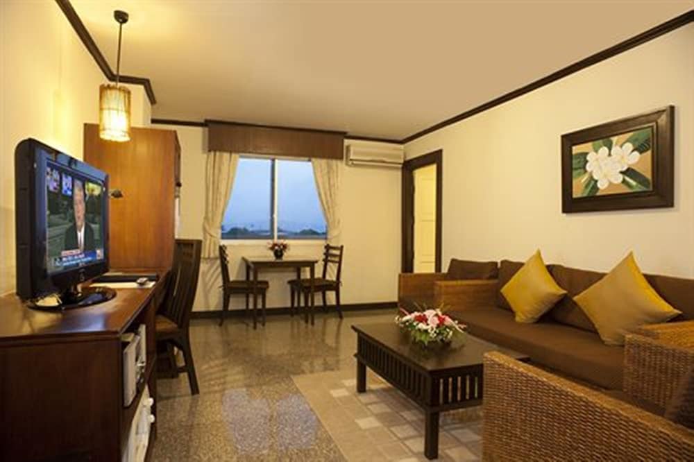 Royal Peninsula Hotel 41/66