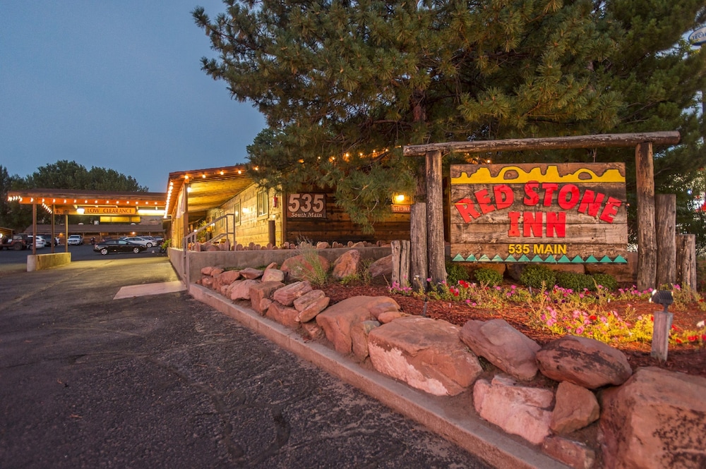 Red Stone Inn 40/44
