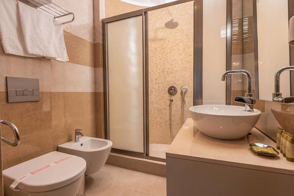 Dionysos Hotel Suites 63/68
