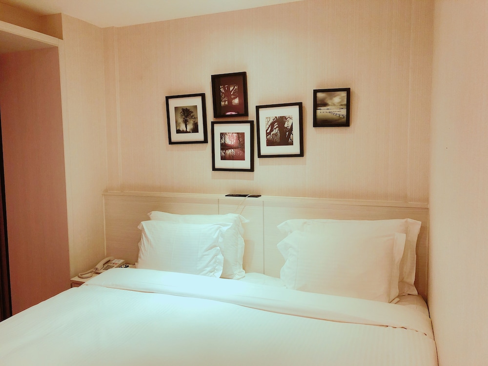 We Meet Hotel 22/68