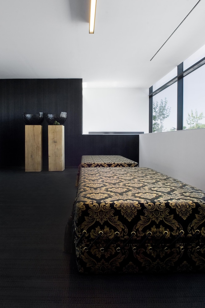 Carbon Hotel 40/61