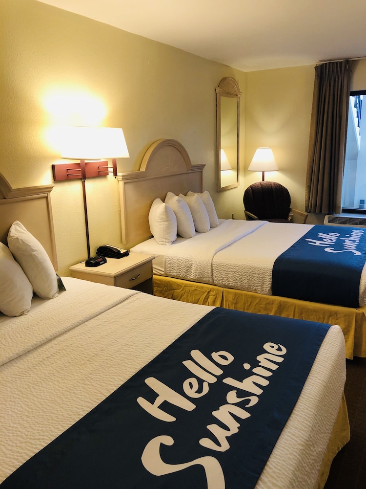 Days Inn & Suites by Wyndham Navarre - near Beaches/Hurlburt 16/27