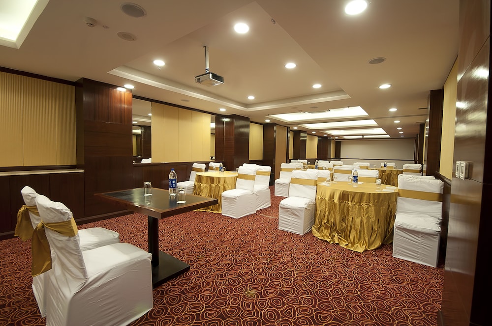The Golden Plaza Hotel Spa 27/35