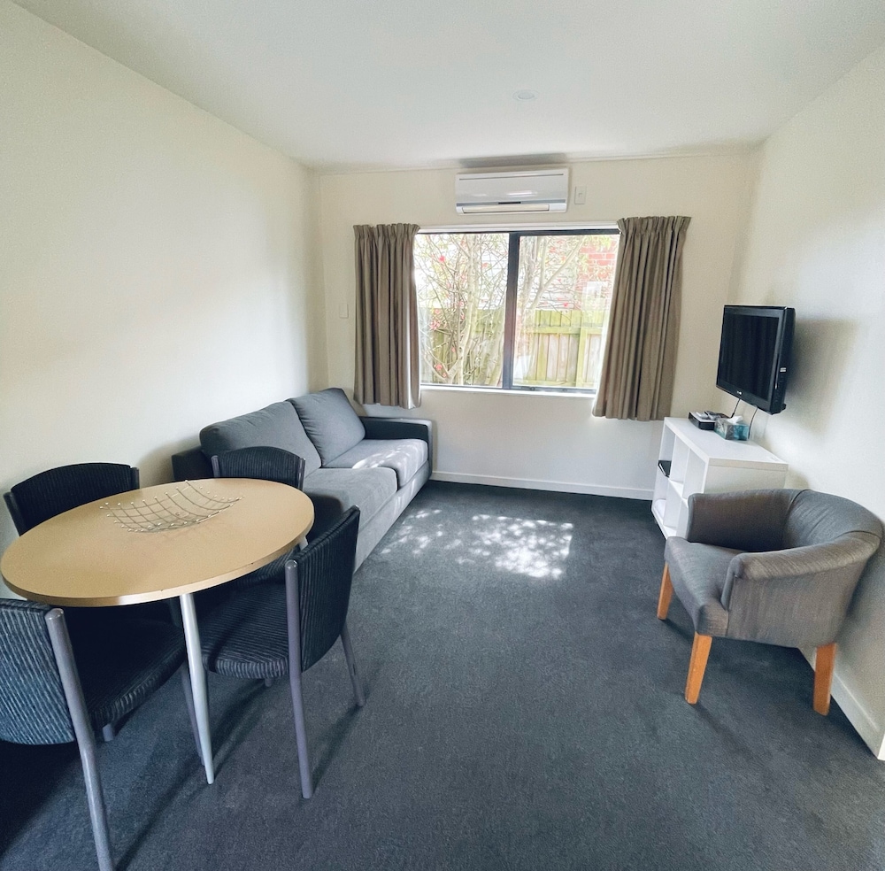 298 Westside Motor Lodge 32/41