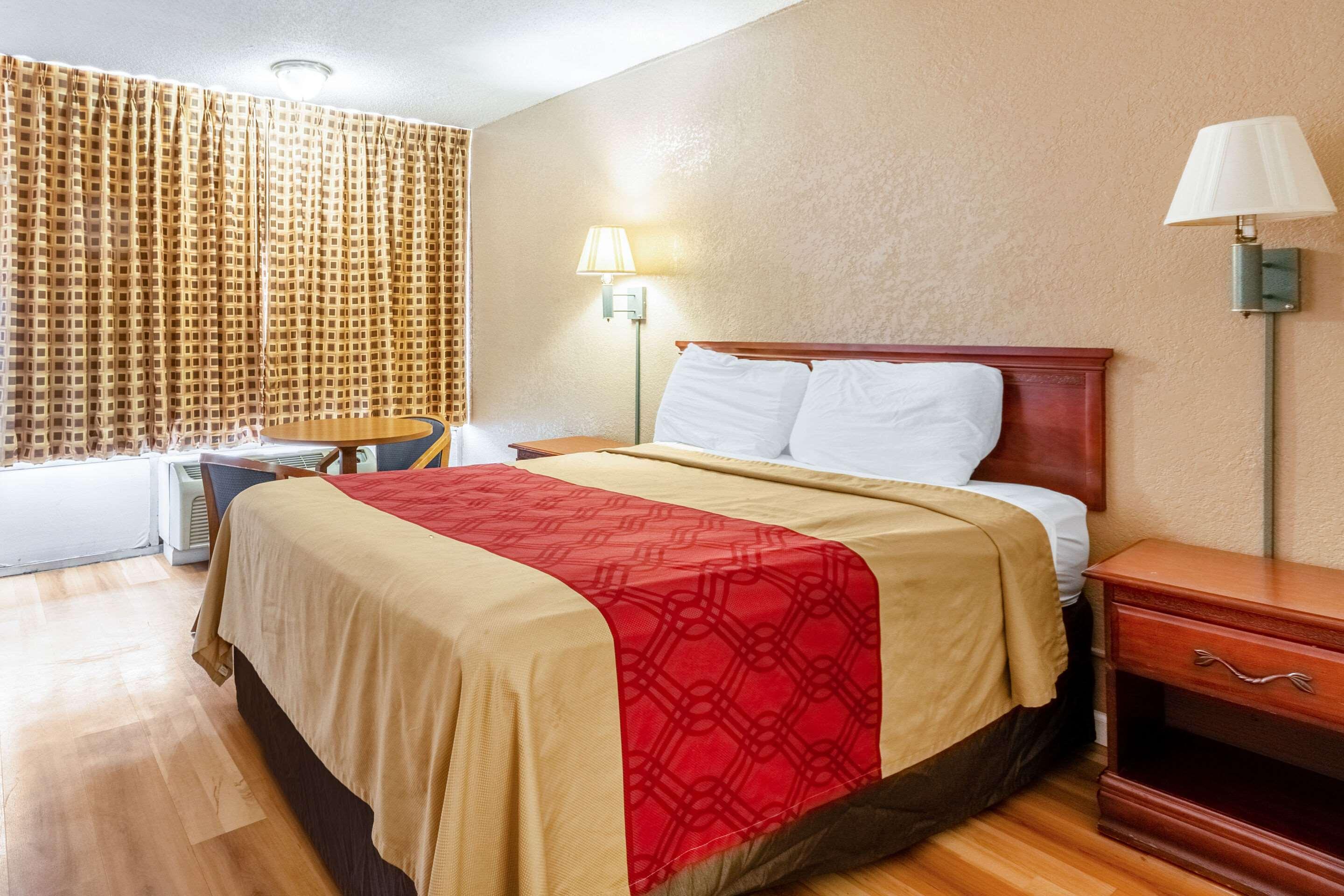 ROOM, QUEEN BED, SMOKING