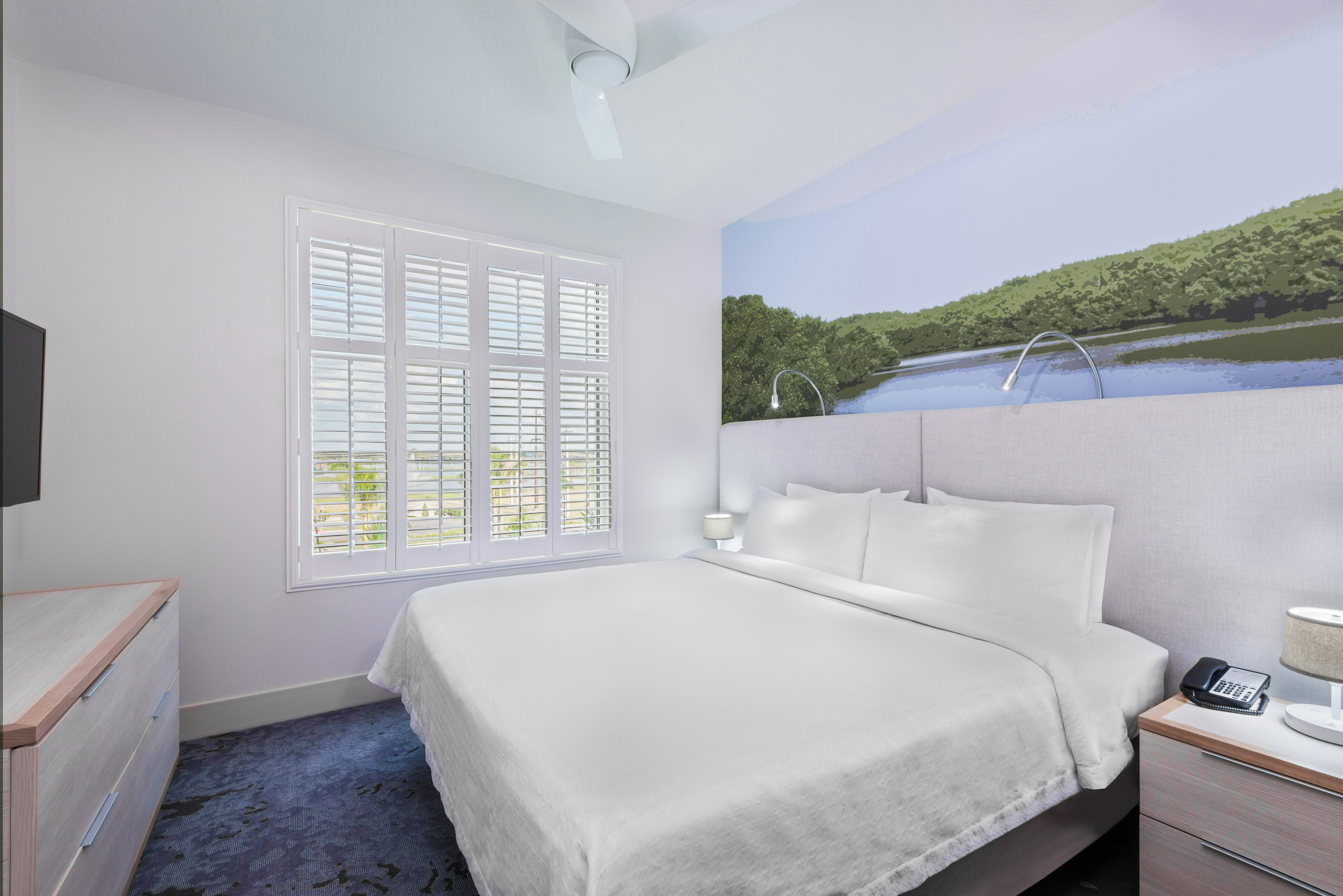 SUITE, KING BED, ACCESSIBLE