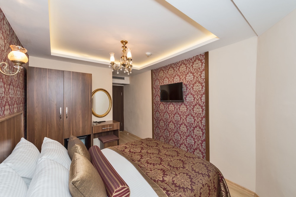 DELUXE, DOUBLE OR TWIN BED