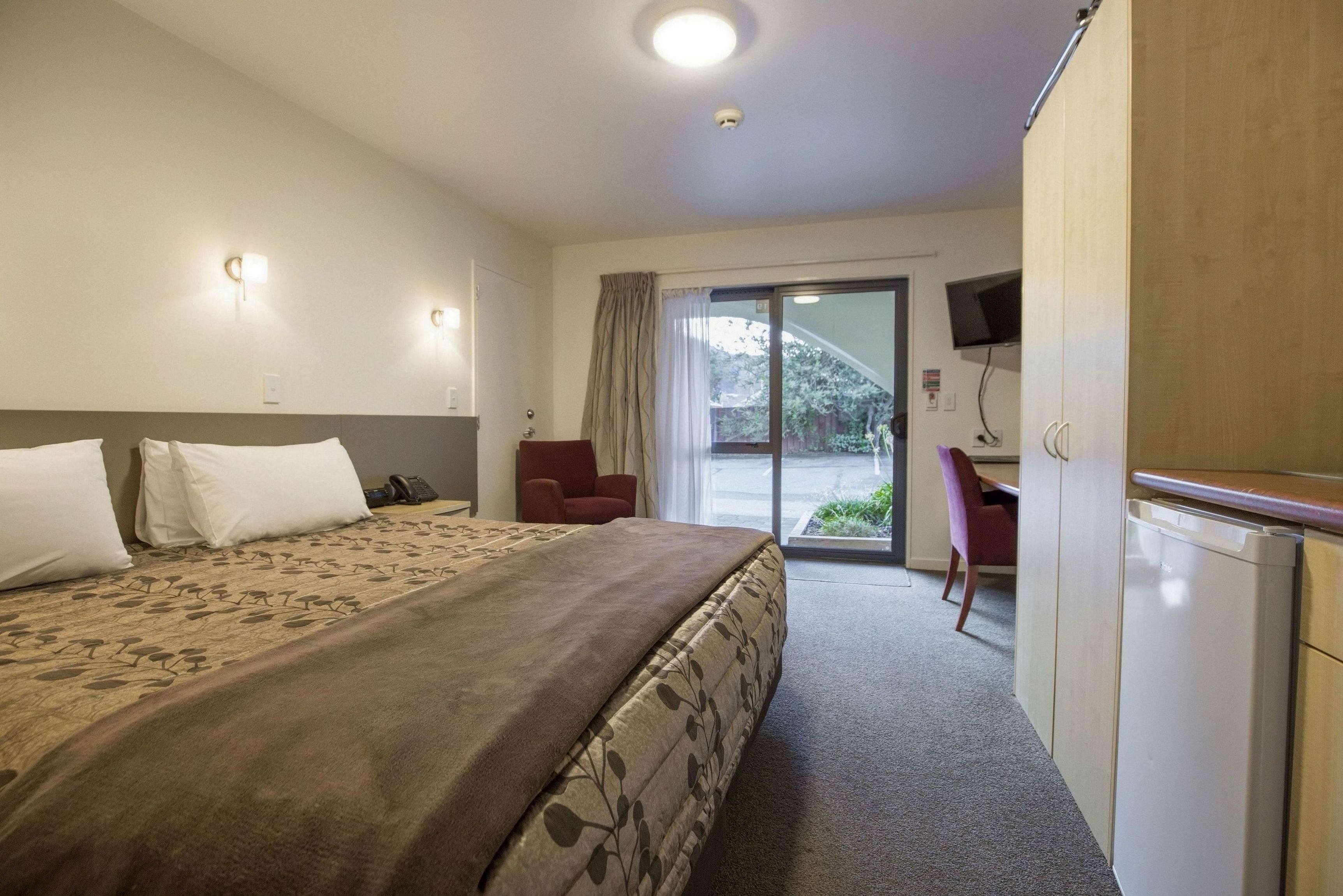 STUDIO, KING BED
