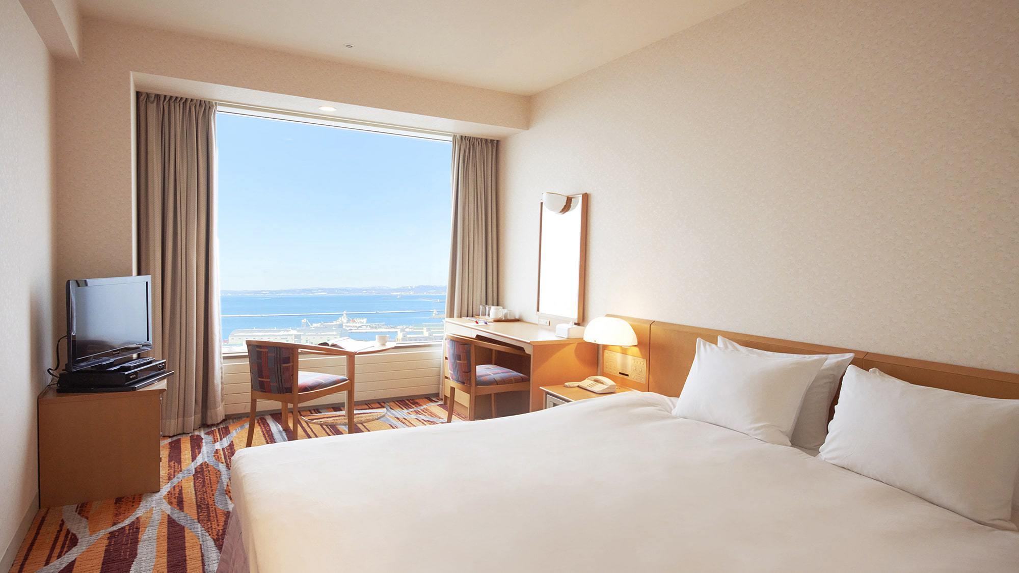 غرفة بسرير مزدوج بإطلالة على البحر في طابق مرتفع