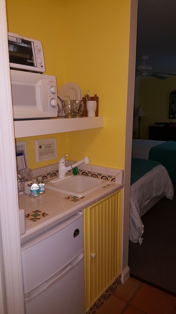 The Caribbean Court Boutique Hotel 81/83