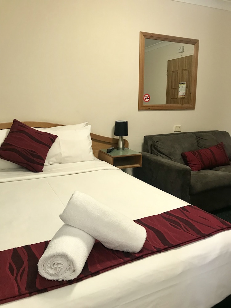 O'SHEA'S ROYAL HOTEL 28/56