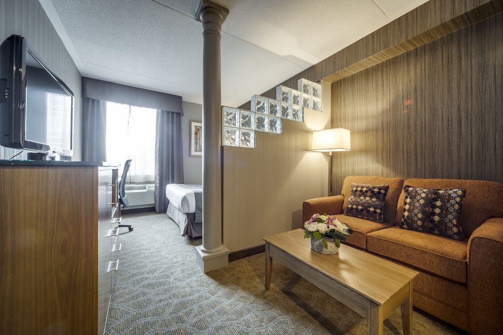 Monte Carlo Inn Airport Suites 8/68