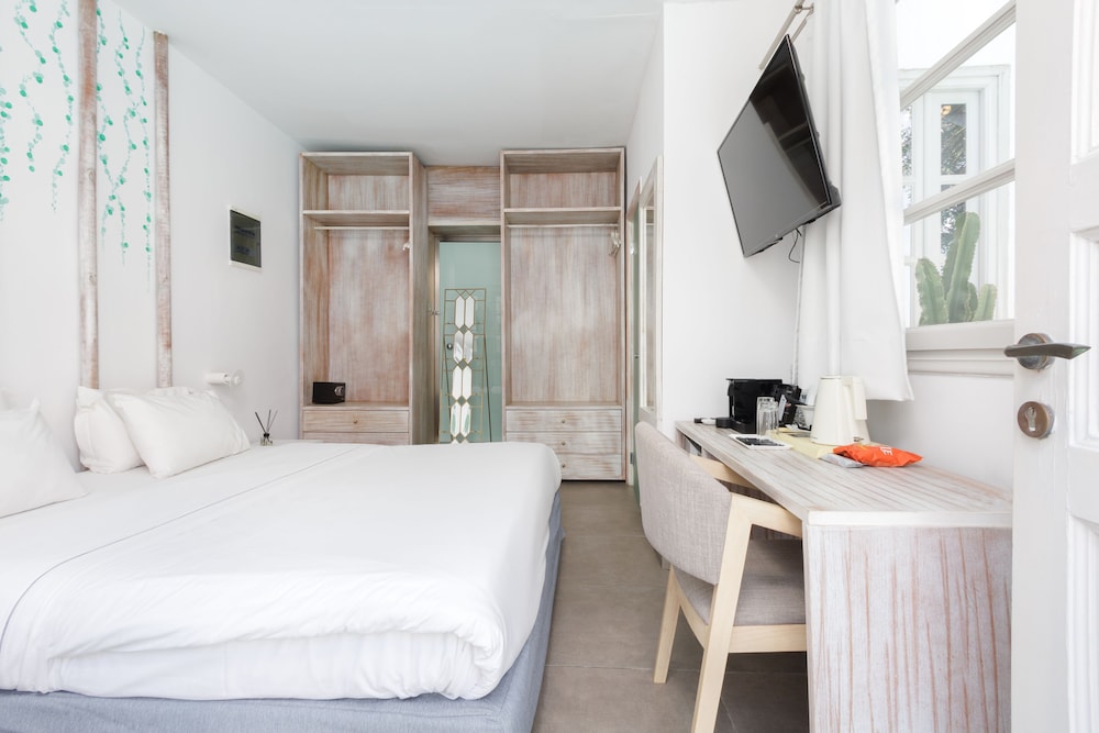 POOL, JUNIOR SUITE
