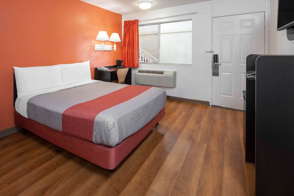 Motel6 Ventura, CA - Beach 23/58