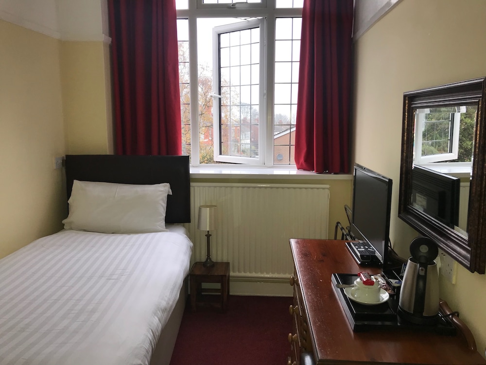 Barons Court Hotel 6/72