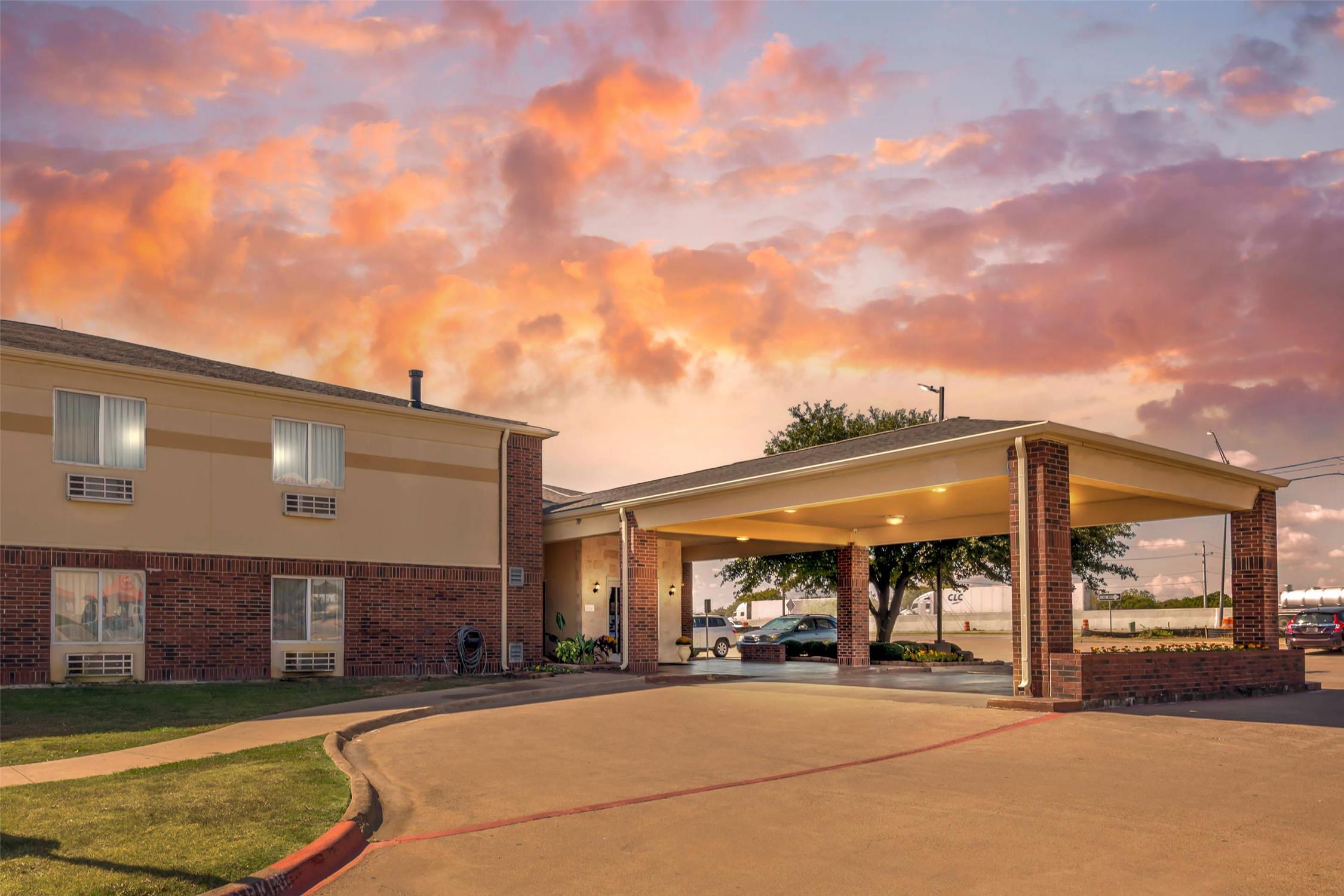 Comfort Inn & Suites Red Oak - Dallas Area 4/23