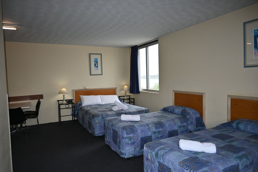 HAMILTON MOTOR INN 26/50