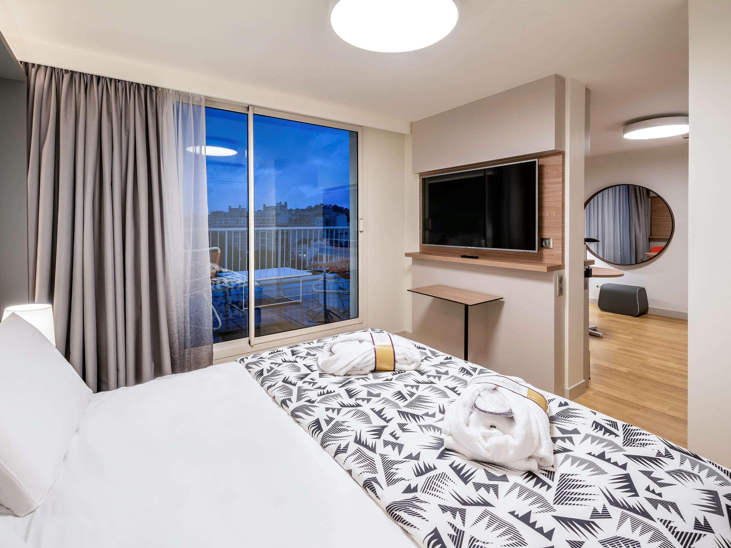 JUNIOR SUITE, KING BED, PANORAMIC CITY VIEW, TERRACE