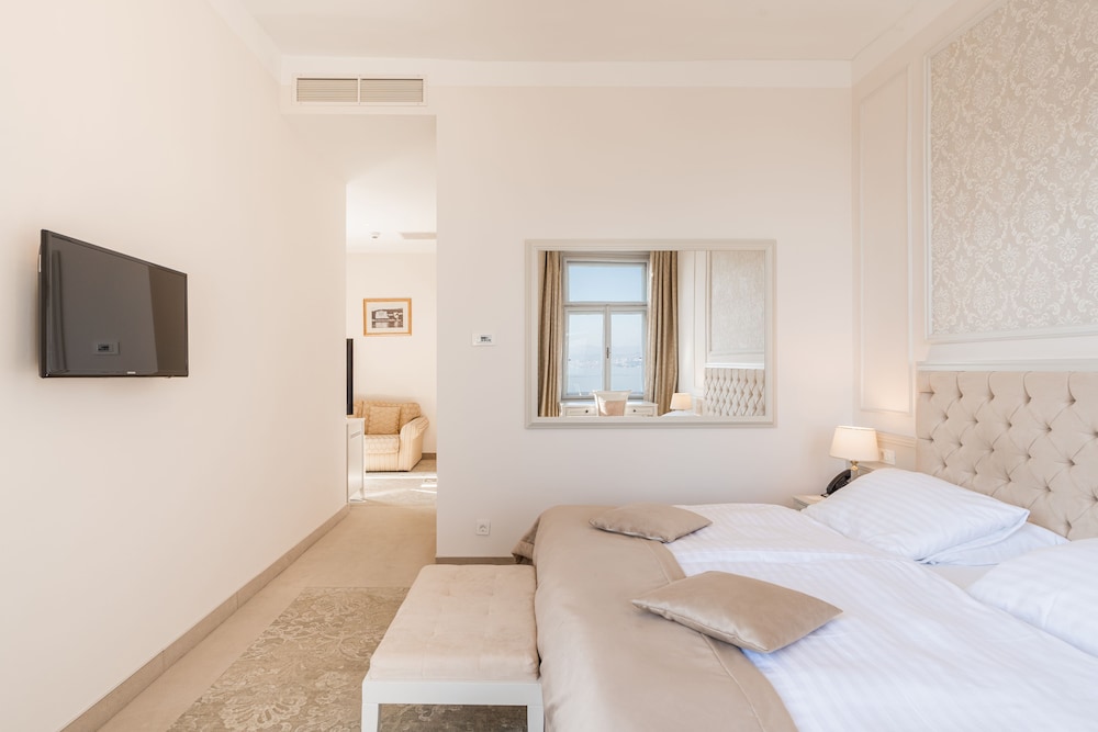 SUPERIOR, DOUBLE BED, WITH EXTRA BED, BALCONY