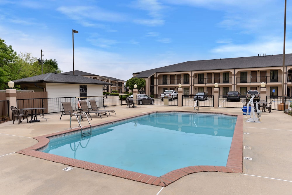 Mockingbird Inn Suites 2/49