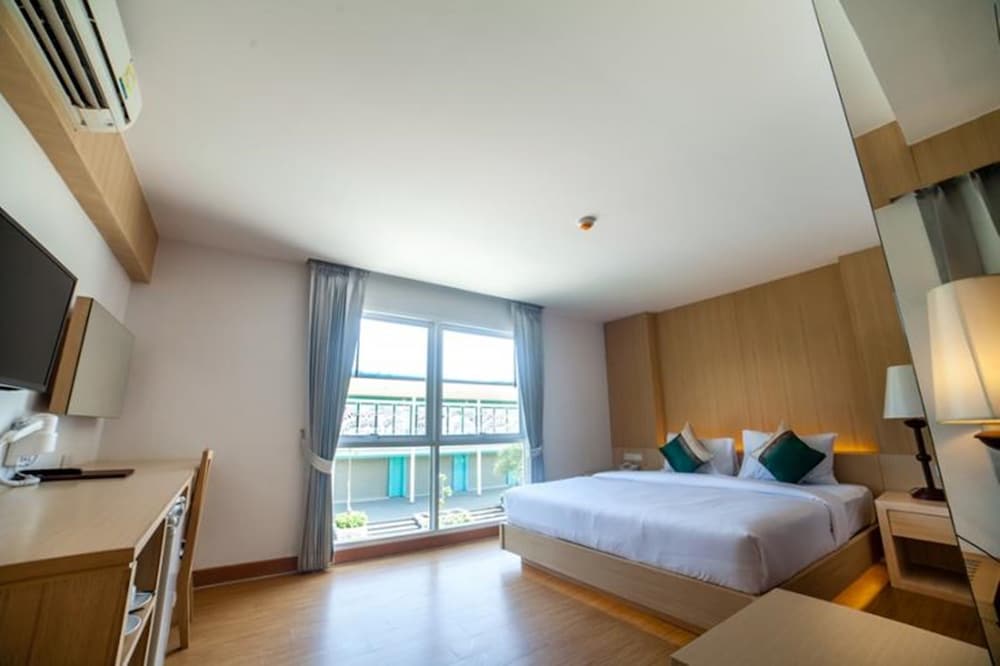 STUDIO, NO BALCONY