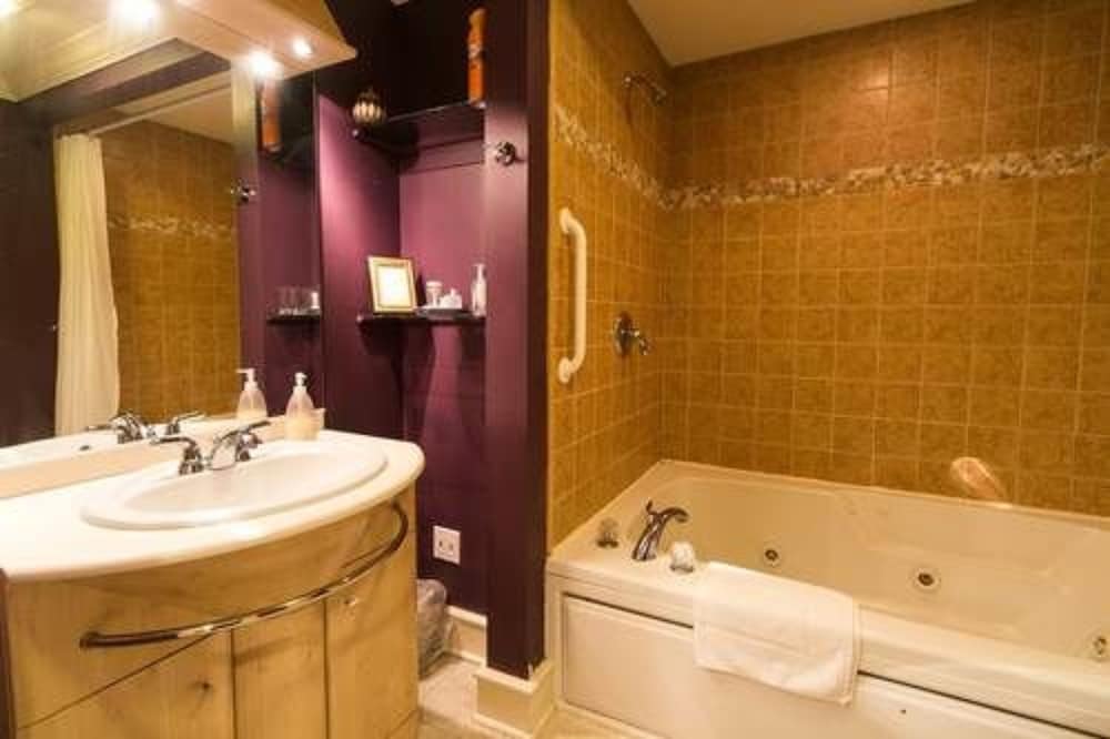 Hidden Garden Cottages Bed &amp; Breakfast 46/49