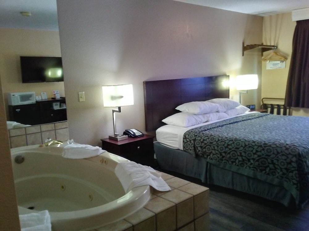 Days Inn & Suites by Wyndham Kaukauna WI 19/58