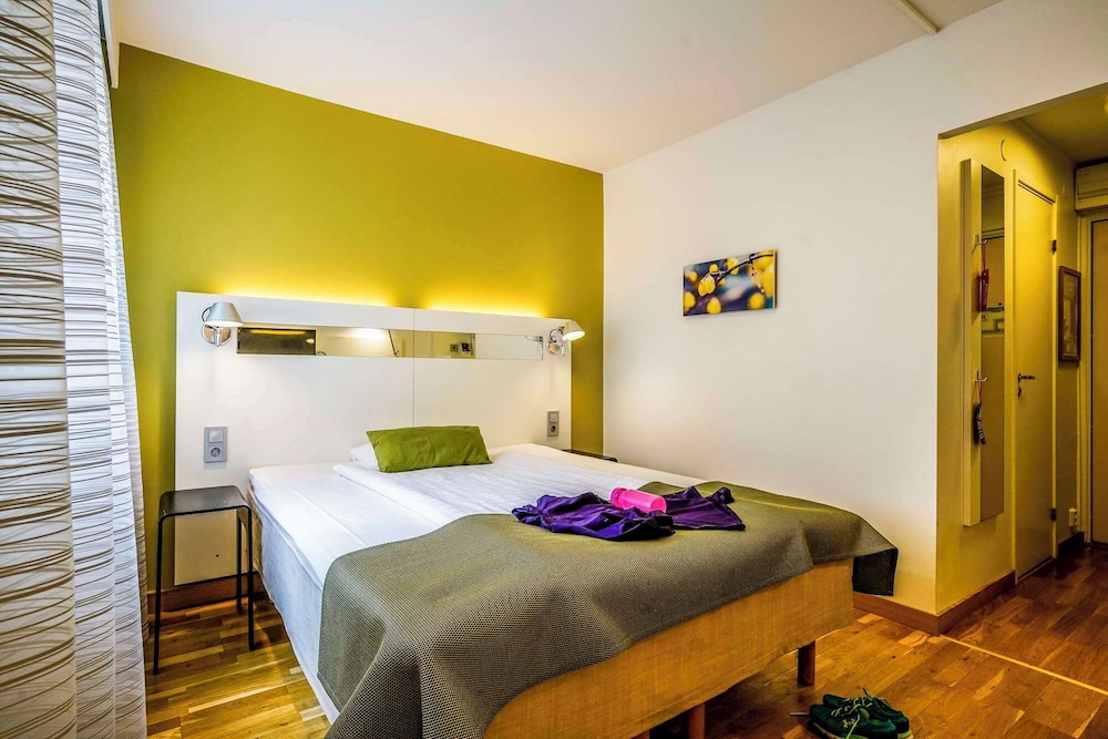 ROOM, QUEEN BED