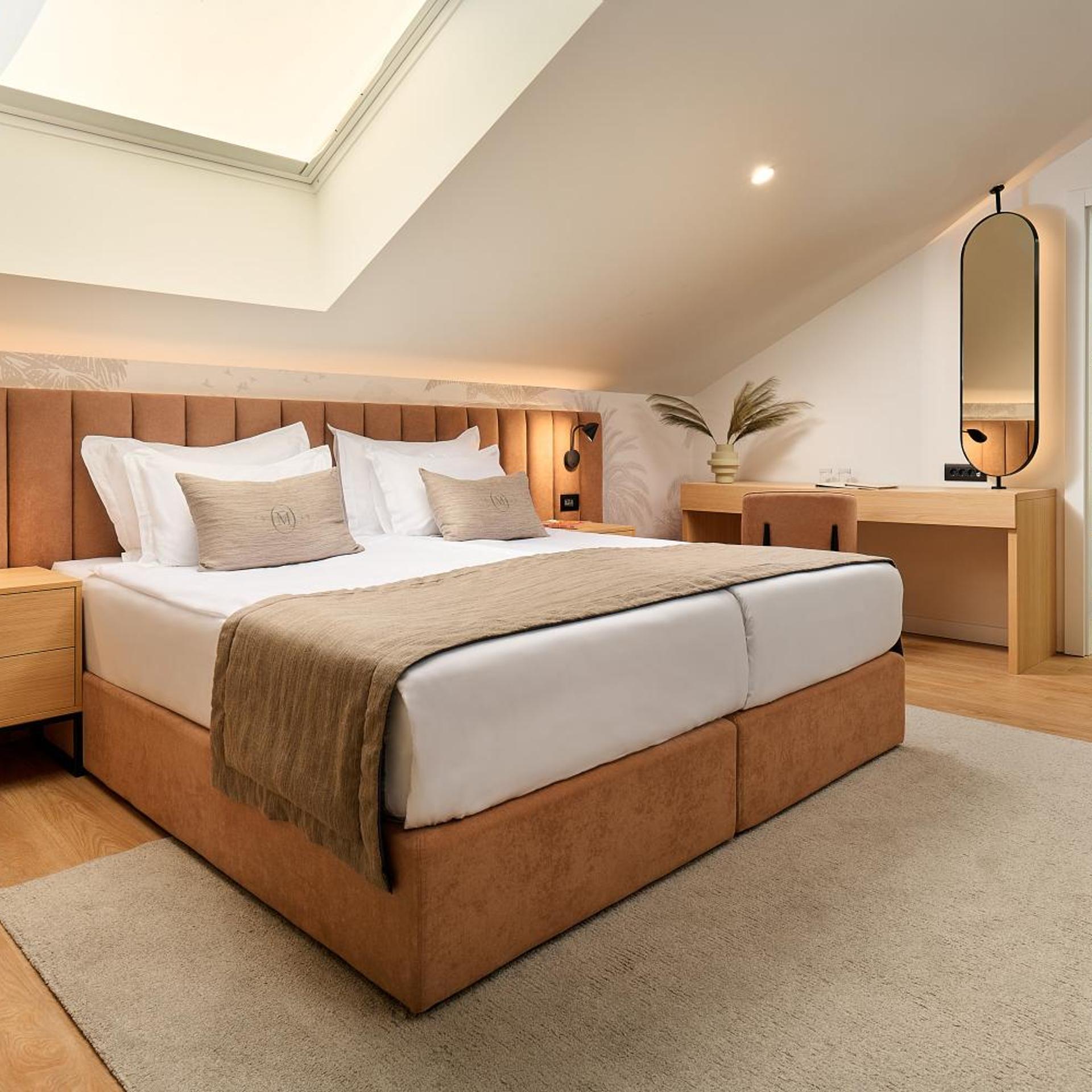 Deluxe, Double or Twin Bed, Attic