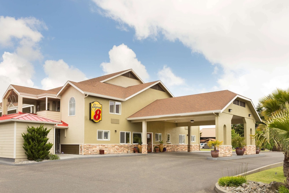 Super 8 By Wyndham Fortuna 1/23