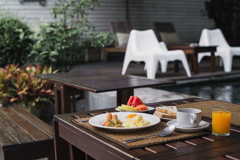 Issara By D Hostel 82/93