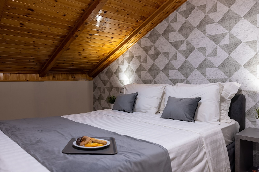 Skylight, Queen Bed, Sofa, Attic