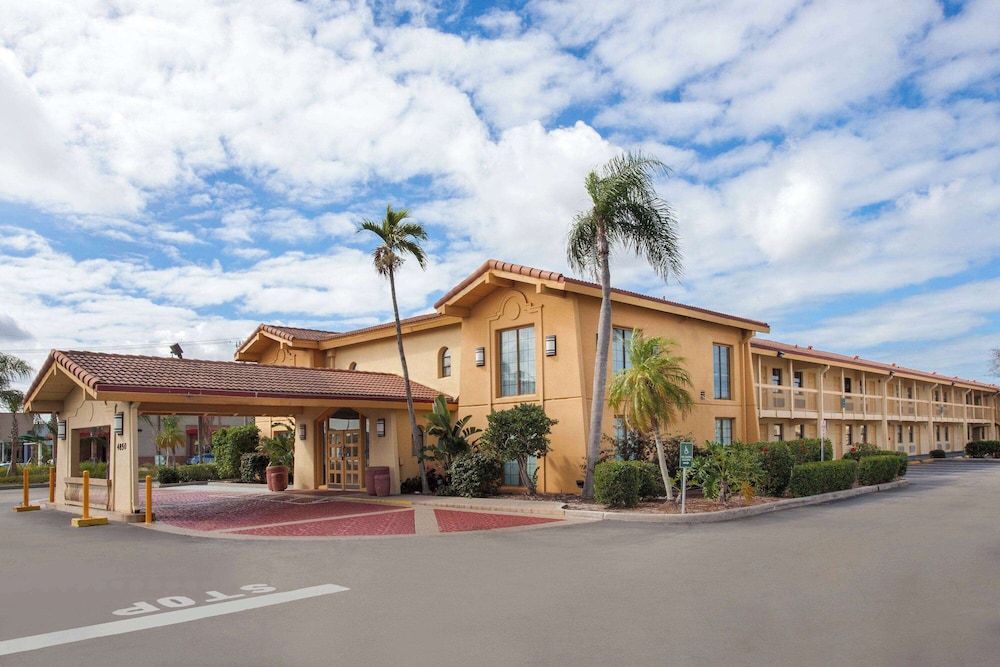 Baymont by Wyndham Fort Myers Central 4/27