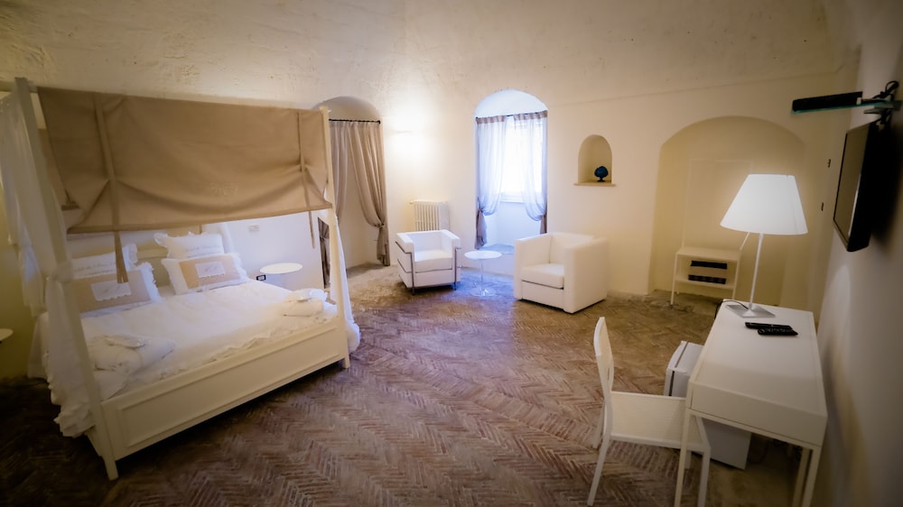 DELUXE, SUITE, JETTED TUB