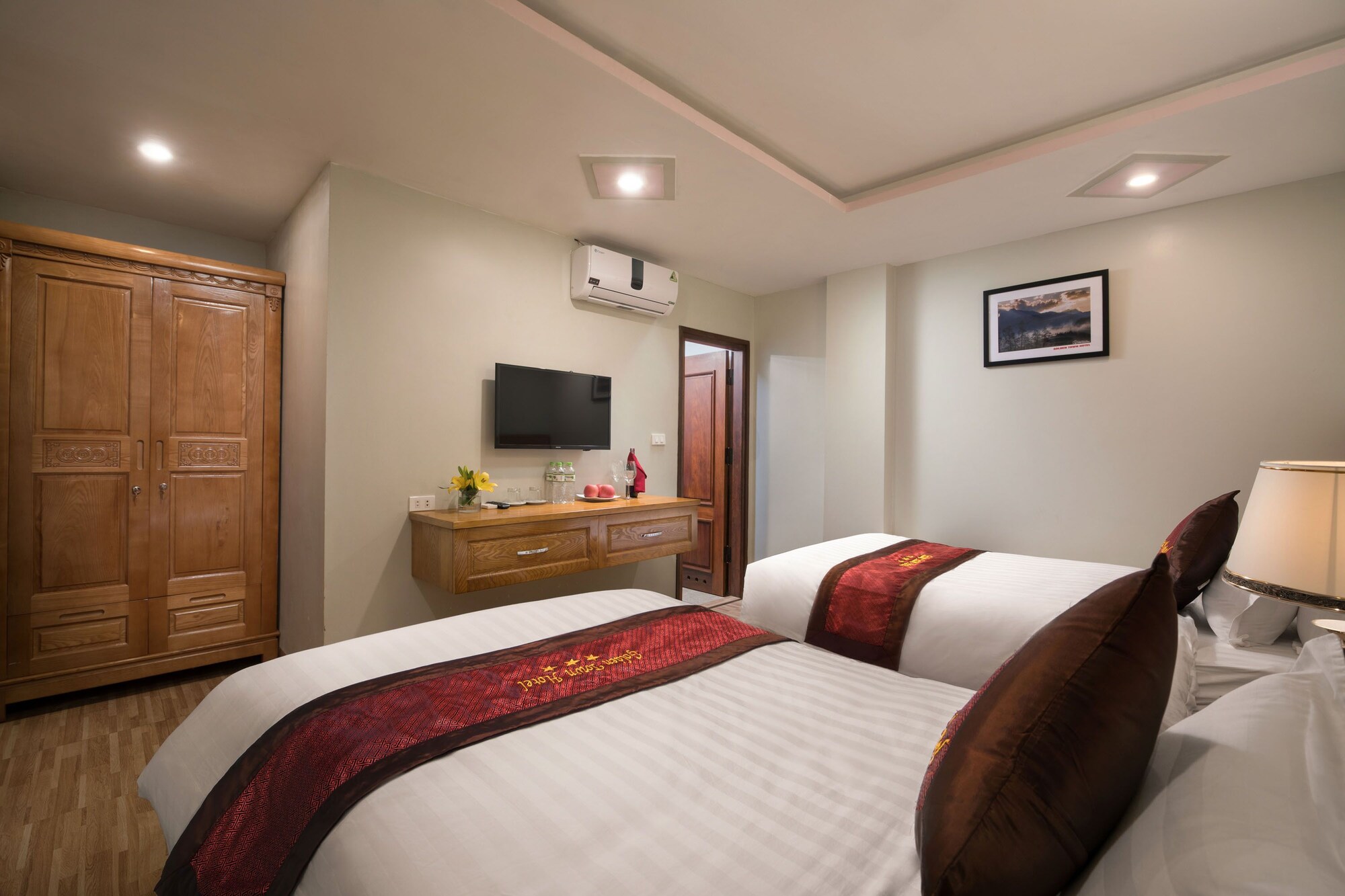 DELUXE, TWIN BEDS