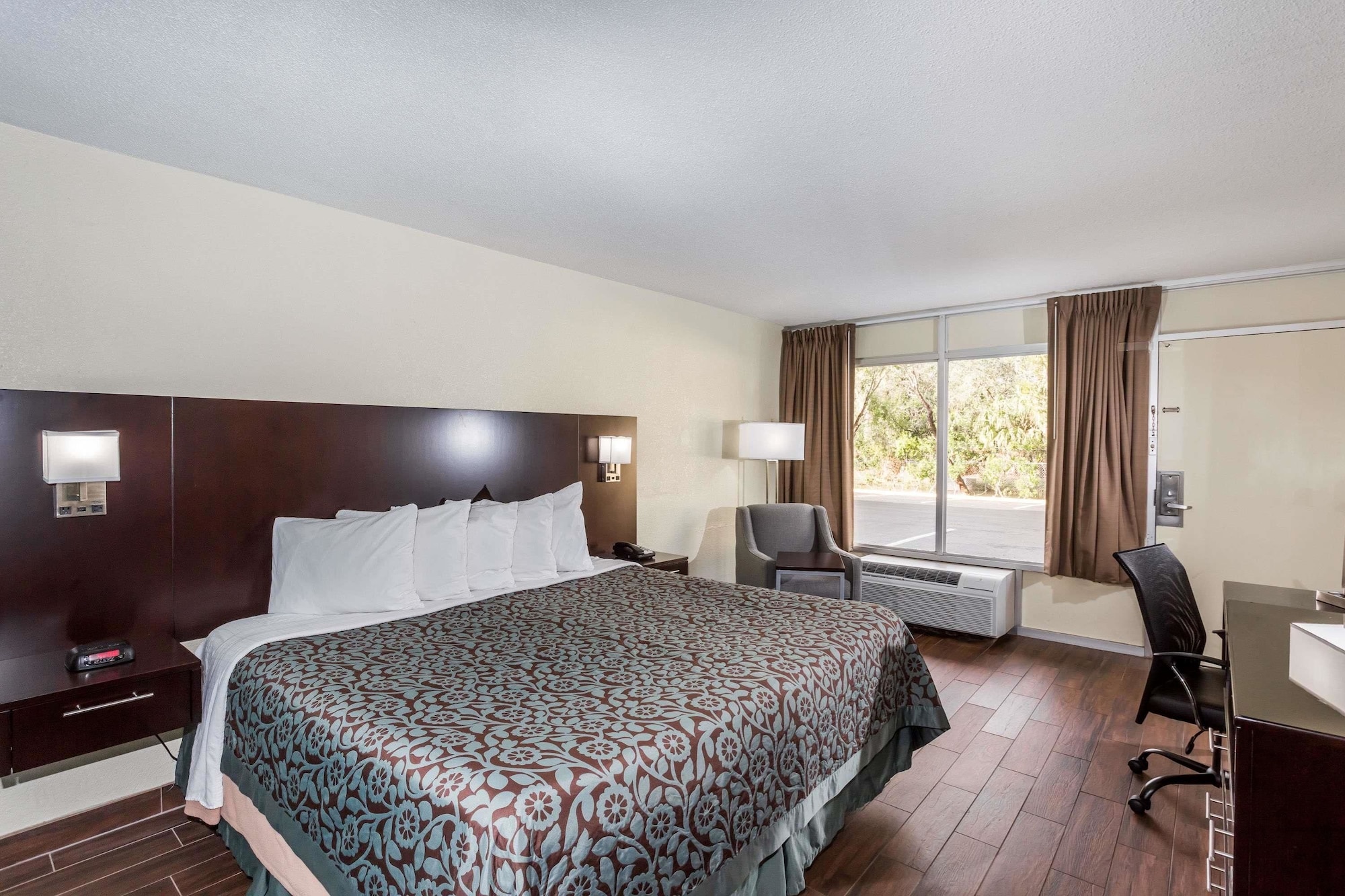 غرفة بسرير كوين يُسمح فيها بالحيوانات الأليفة لذوي الإعاقة، Days Inn By Wyndham Melbourne 2/6