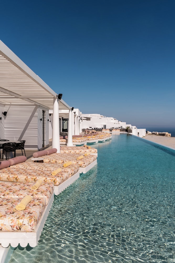 Cresanto Luxury Suites 58/60