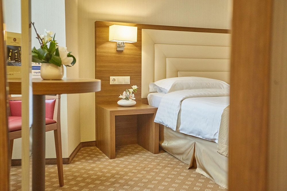 CENTRAL PLAZA HOTEL 30/50