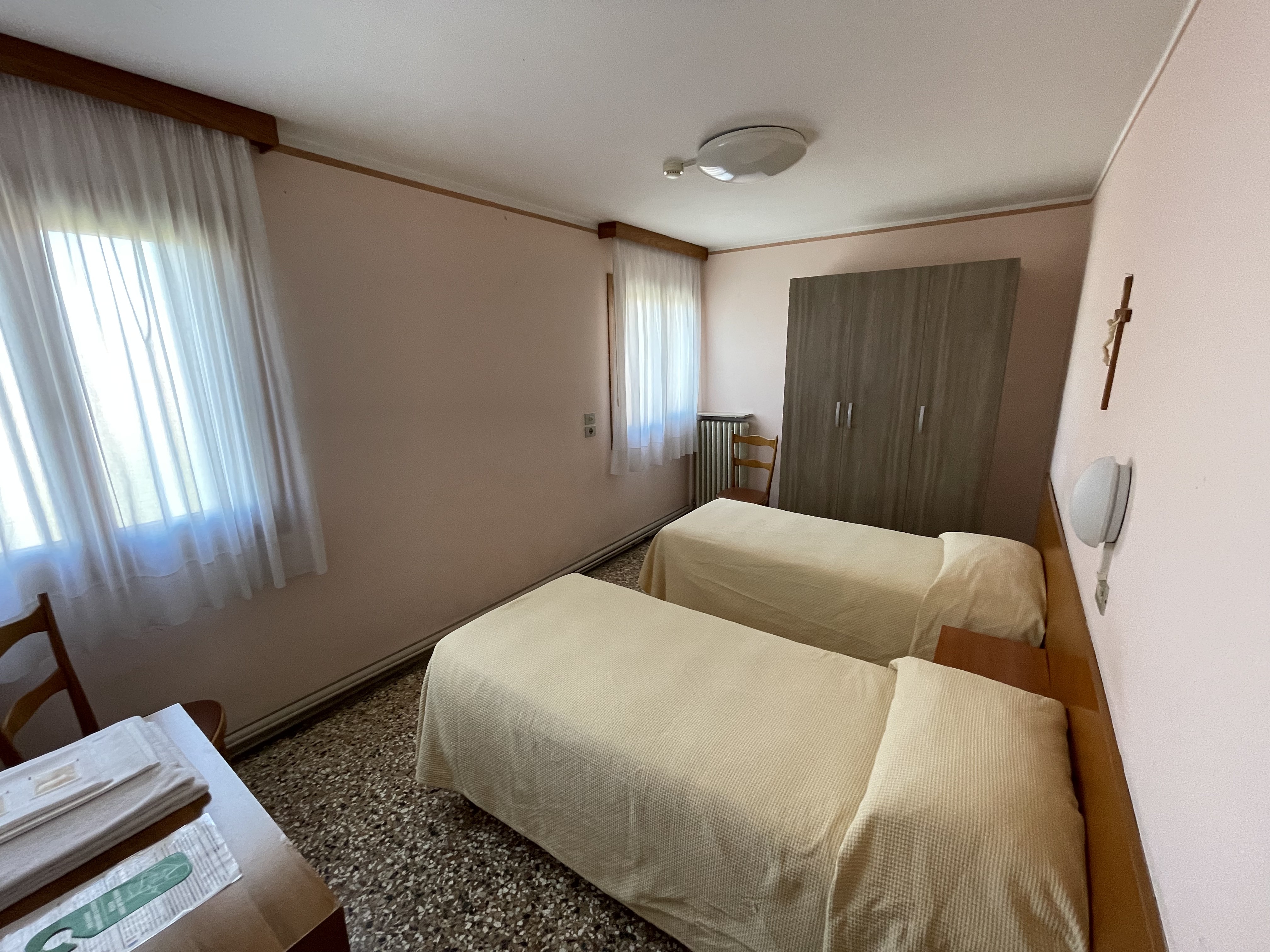 ROOM, TWIN BEDS