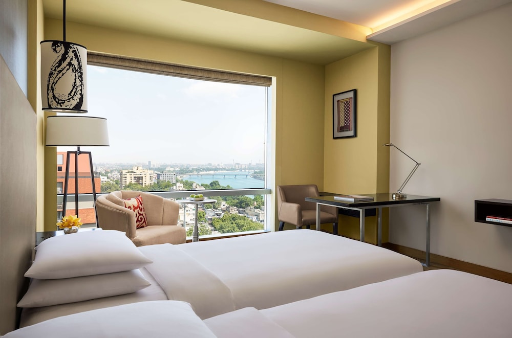 Club, Twin Beds