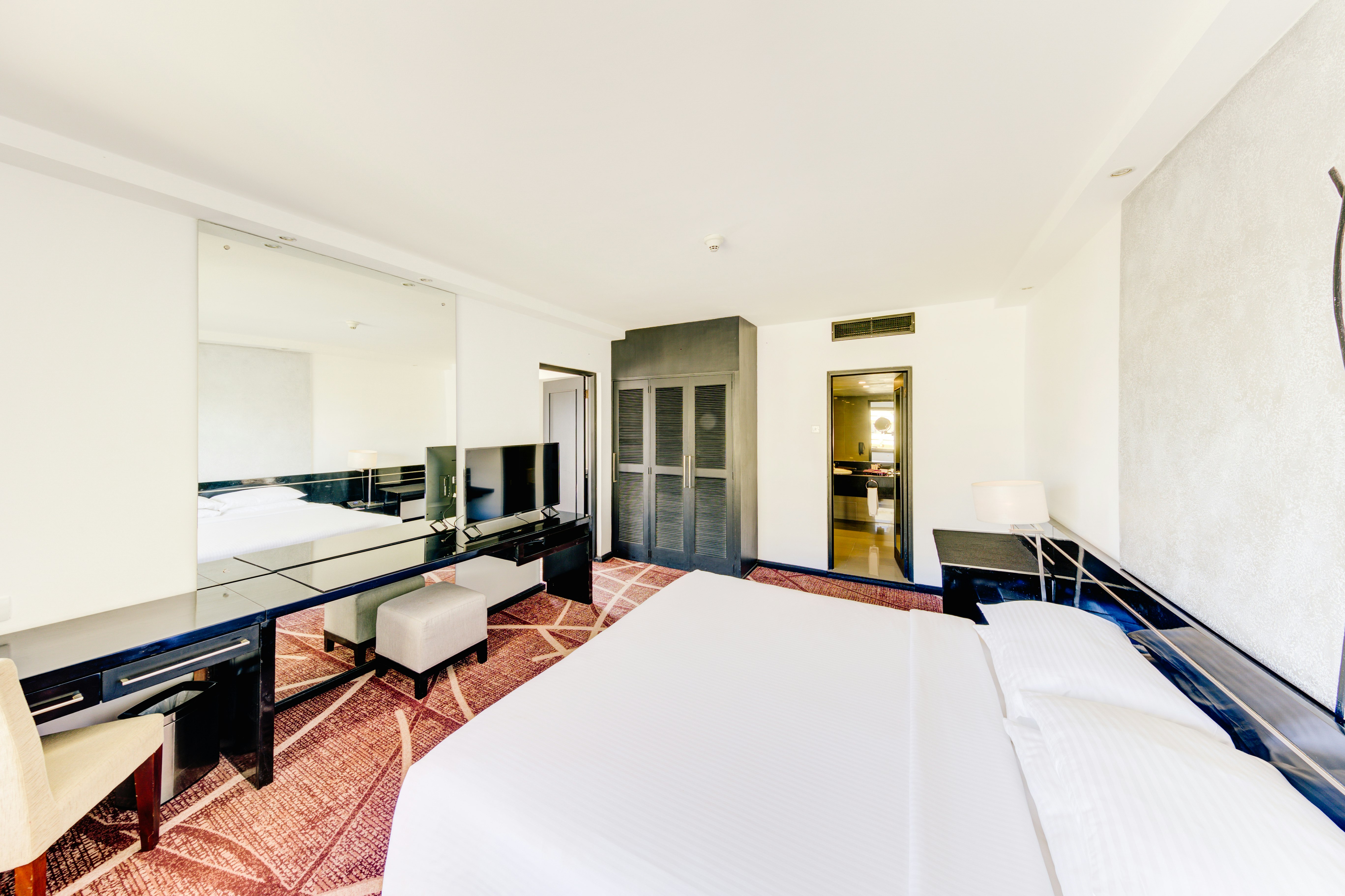 Cilantro, Suite, Lake View