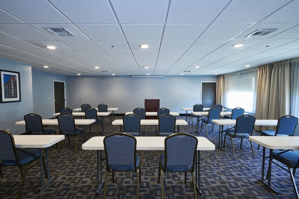 Holiday Inn Express Suites Birmingham South Pelham 50/52