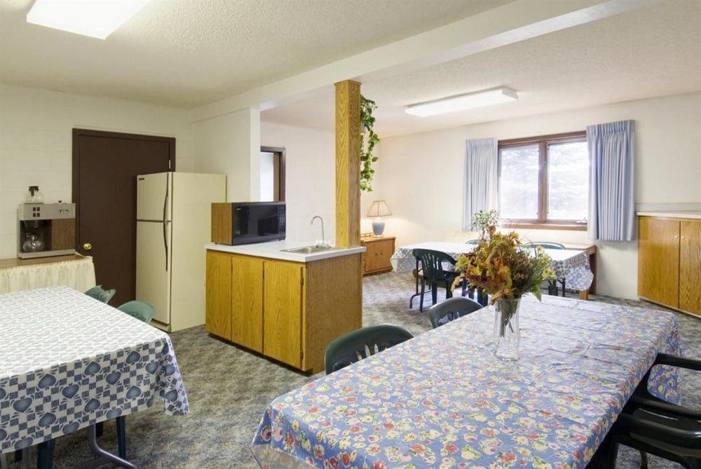 Americas Best Value Inn Laramie 8/11