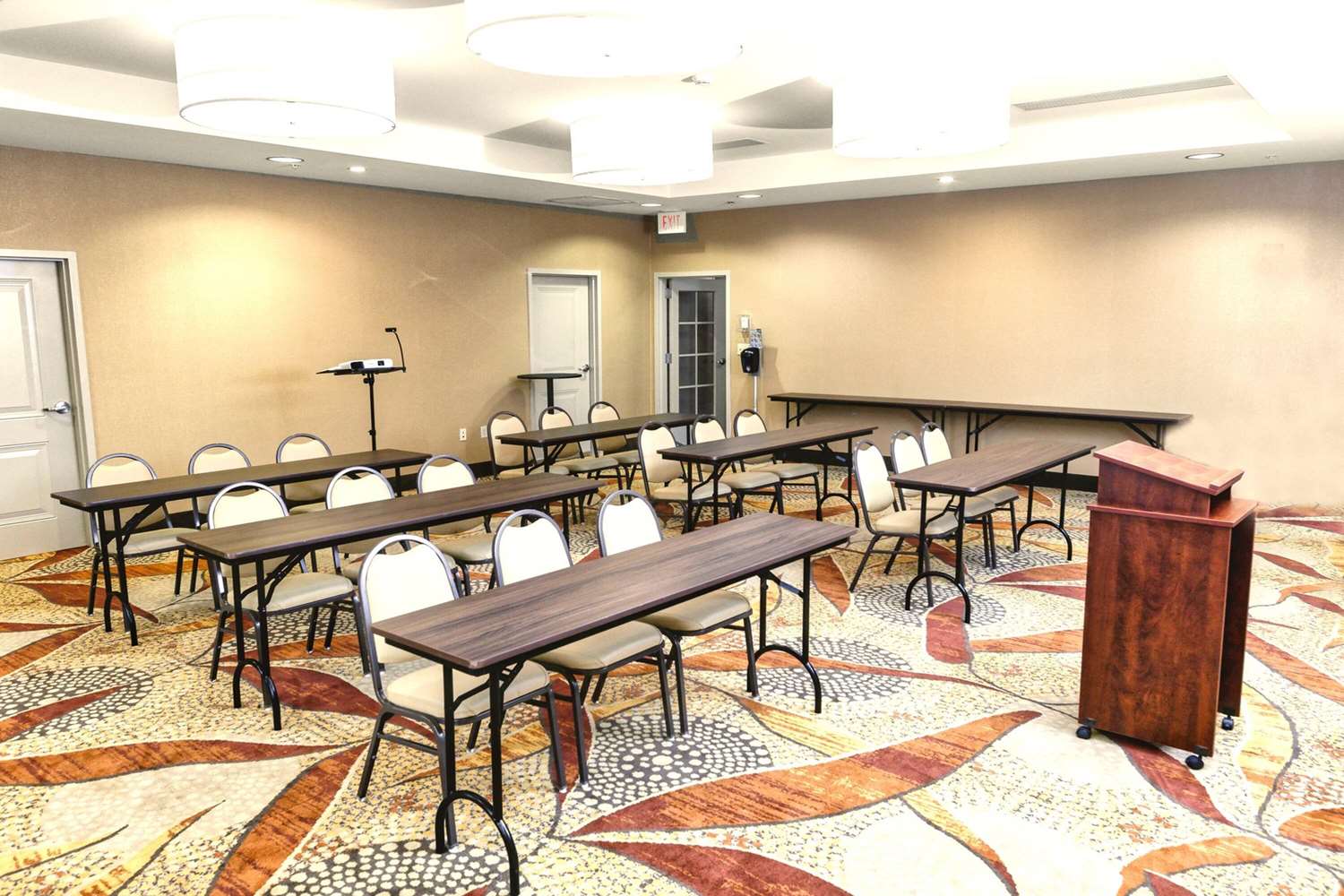 La Quinta Inn & Suites by Wyndham Starkville at MSU 39/53